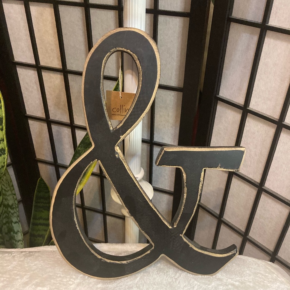 4/$20 bundle and save 💕Wall piece “&”